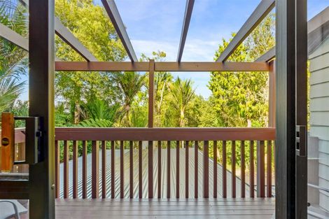 Photo of property in 560 Scenic Drive, Waiatarua, Auckland, 0612