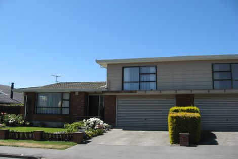 Photo of property in 2/2 Kingham Place, Avonhead, Christchurch, 8042