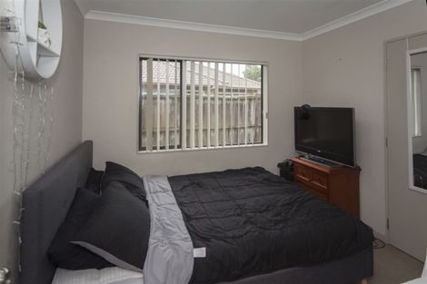 Photo of property in 2d Waikaukau Road, Glen Eden, Auckland, 0602