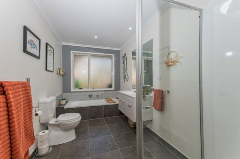 Photo of property in 13 Papa Orchard Drive, Kumeu, 0810