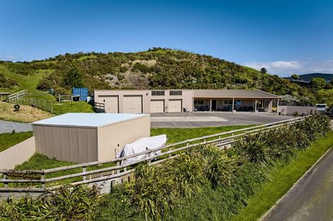Photo of property in 132 Bing Lucas Drive, Tawa, Wellington, 5028