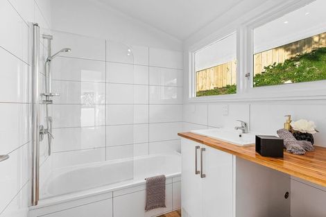 Photo of property in 12 Chartwell Drive, Crofton Downs, Wellington, 6035