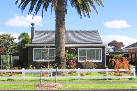 Photo of property in 51 Churchill Avenue, Manurewa, Auckland, 2102