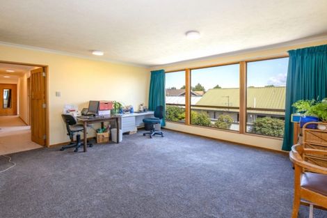 Photo of property in 10 Pyatt Place, Redwood, Christchurch, 8051
