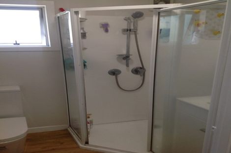 Photo of property in 2/247 Wairau Road, Totara Vale, Auckland, 0627