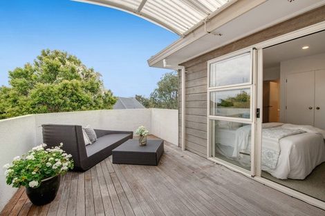 Photo of property in 12 Mandeville Place, Unsworth Heights, Auckland, 0632