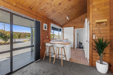 Photo of property in 802 Waitakere Road, Kumeu, 0891