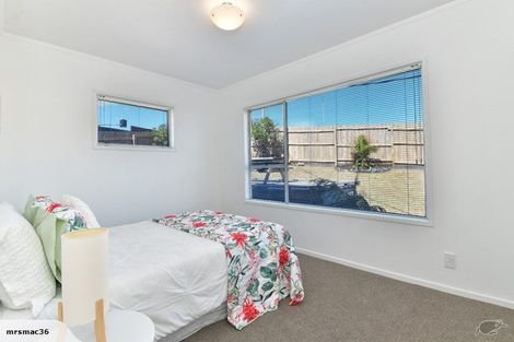 Photo of property in 1/871 East Coast Road, Northcross, Auckland, 0632