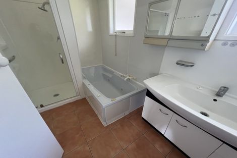 Photo of property in 27 Ennis Avenue, Pakuranga Heights, Auckland, 2010