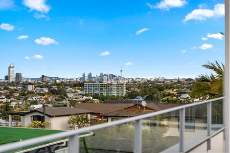 Photo of property in 5b Rahopara Street, Castor Bay, Auckland, 0620