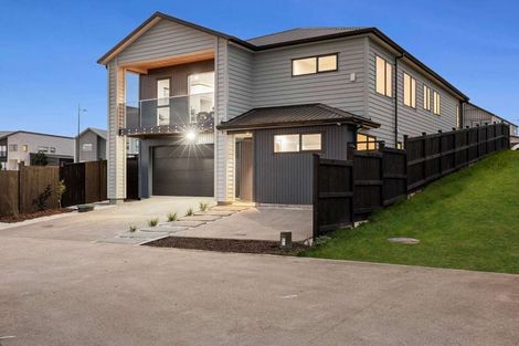Photo of property in 32 Parkmore Drive, Rosehill, Papakura, 2113