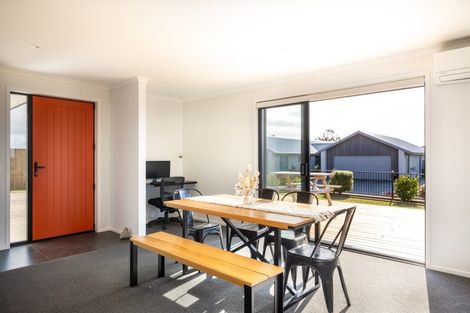 Photo of property in 3 Aheahea Way, Hurworth, New Plymouth, 4310