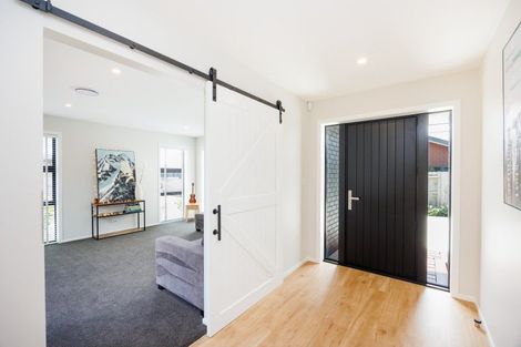 Photo of property in 27 Coutts Way, Fitzherbert, Palmerston North, 4410