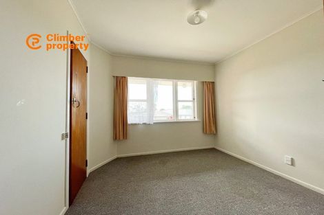 Photo of property in 2 Crystal Avenue, Glendene, Auckland, 0602