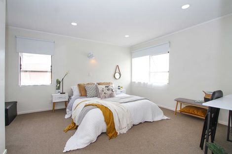 Photo of property in 1/27 Sovereign Place, Glenfield, Auckland, 0629