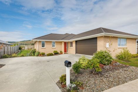 Photo of property in 14 Atlantic Drive, Fitzherbert, Palmerston North, 4410
