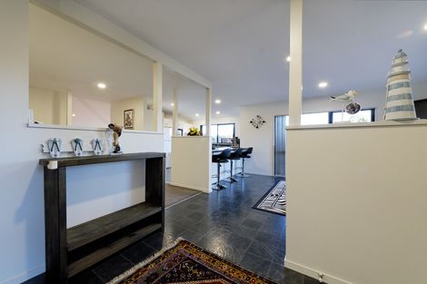 Photo of property in 11a Avonleigh Road, Green Bay, Auckland, 0604