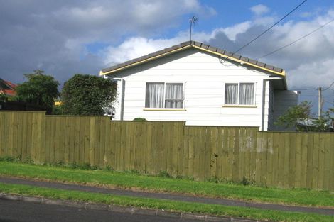 Photo of property in 2 Matipo Road, Te Atatu Peninsula, Auckland, 0610