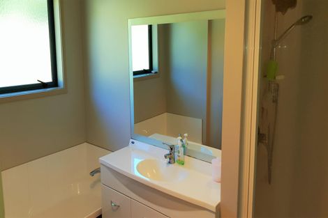 Photo of property in 136 Stratford Drive, Cable Bay, 0420