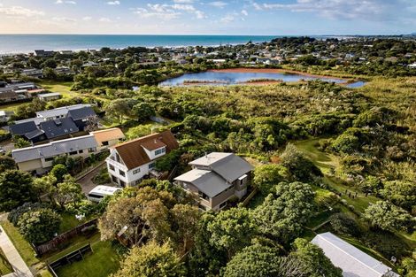 Photo of property in 35 Eruini Street, Waikanae Beach, Waikanae, 5036
