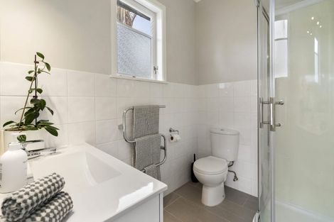 Photo of property in 2/22 Roseberry Avenue, Birkenhead, Auckland, 0626