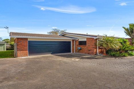 Photo of property in 8 Argyle Place, Highlands Park, New Plymouth, 4312
