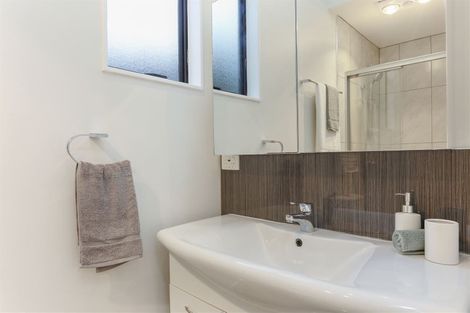 Photo of property in 2/20a Rawene Road, Birkenhead, Auckland, 0626