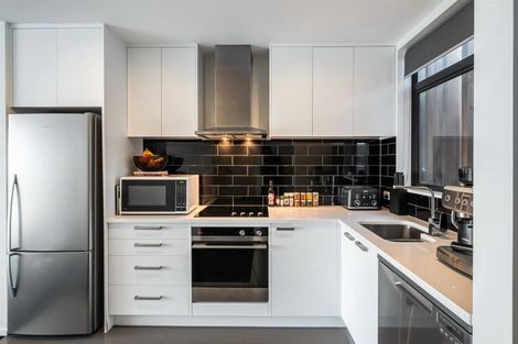 Photo of property in 4/15 Chivalry Road, Glenfield, Auckland, 0629