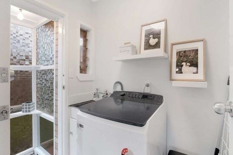 Photo of property in 2/8 Wykeham Place, Glenfield, Auckland, 0629