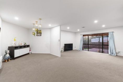 Photo of property in 30 Hercules Drive, Henderson, Auckland, 0612