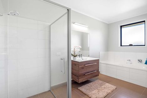 Photo of property in 8 Meadowview Close, Waiuku, 2123