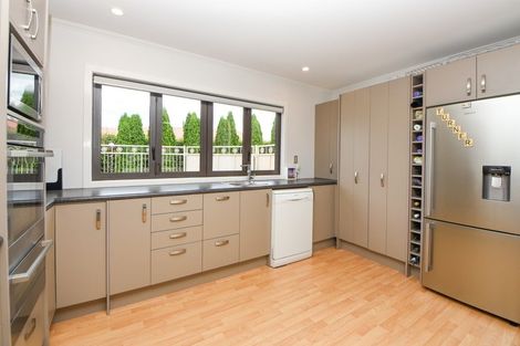 Photo of property in 8 Daffodil Grove, Carterton, 5713