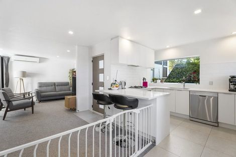 Photo of property in 2/1 Valley Road, Northcote, Auckland, 0626