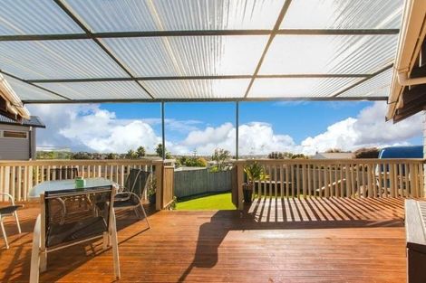 Photo of property in 4 Raphael Place, West Harbour, Auckland, 0618