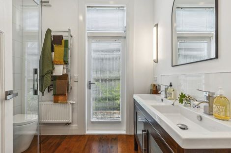 Photo of property in 19 Lower North Terrace, Kelburn, Wellington, 6012