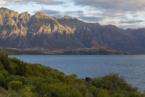 Photo of property in 66 Cedar Drive, Kelvin Heights, Queenstown, 9300