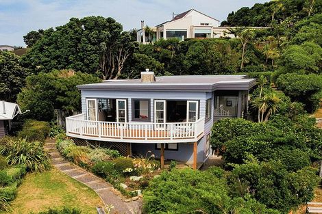 Photo of property in 22 Tai Paku Paku Road, Karaka Bays, Wellington, 6022