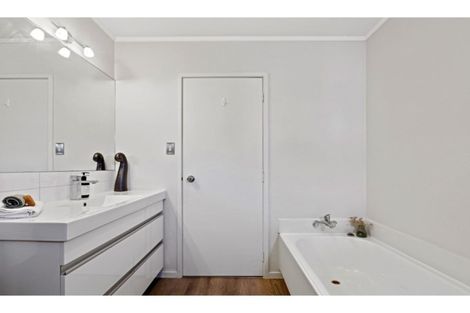 Photo of property in 13a Red Beach Road, Red Beach, 0932