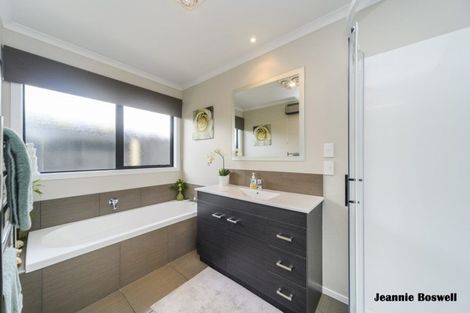 Photo of property in 5 Levi Place, Kelvin Grove, Palmerston North, 4414