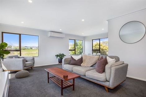 Photo of property in 10 Albatross Close, Whitby, Porirua, 5024