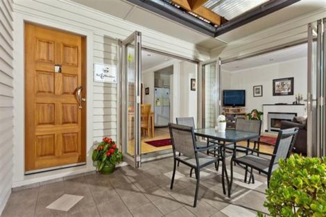 Photo of property in 212 East Coast Road, Forrest Hill, Auckland, 0620