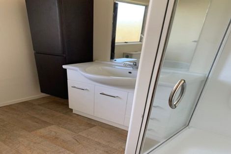 Photo of property in 12 Mile Place, Henderson, Auckland, 0612