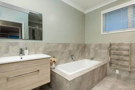 Photo of property in 8 Cassinia Close, Papamoa Beach, Papamoa, 3118