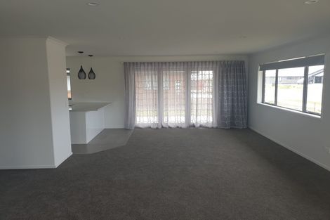 Photo of property in 30 Kaurinui Crescent, One Tree Point, 0118