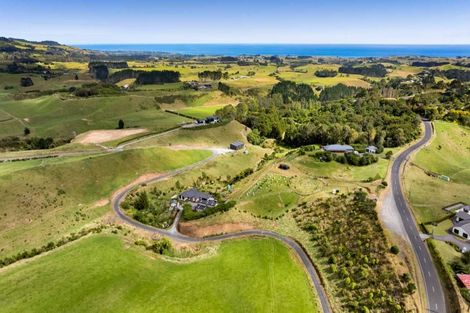 Photo of property in 2 Te Ara Karoiroa Road, Hurford, New Plymouth, 4374