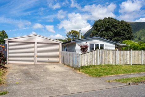Photo of property in 16 Wairau Road, Picton, 7220