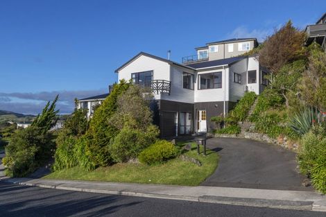 Photo of property in 42 Chapman Street, Newlands, Wellington, 6037