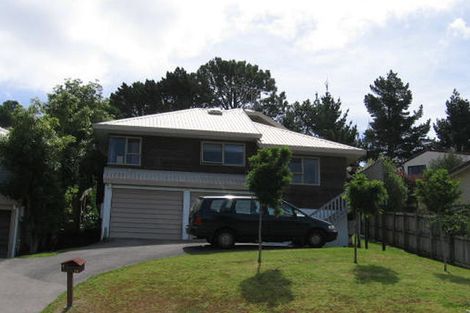 Photo of property in 2/18 Strabo Place, Windsor Park, Auckland, 0632