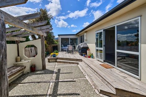 Photo of property in 104 Renown Road, Raumati South, Paraparaumu, 5032
