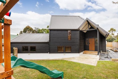 Photo of property in 11 Hillgrove Place, Fitzherbert, Palmerston North, 4410